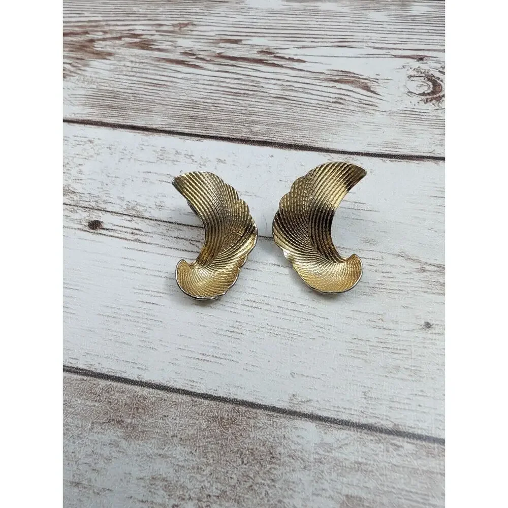 Vintage Avon Clip On Earrings - Gold Tone Swish 7/8
